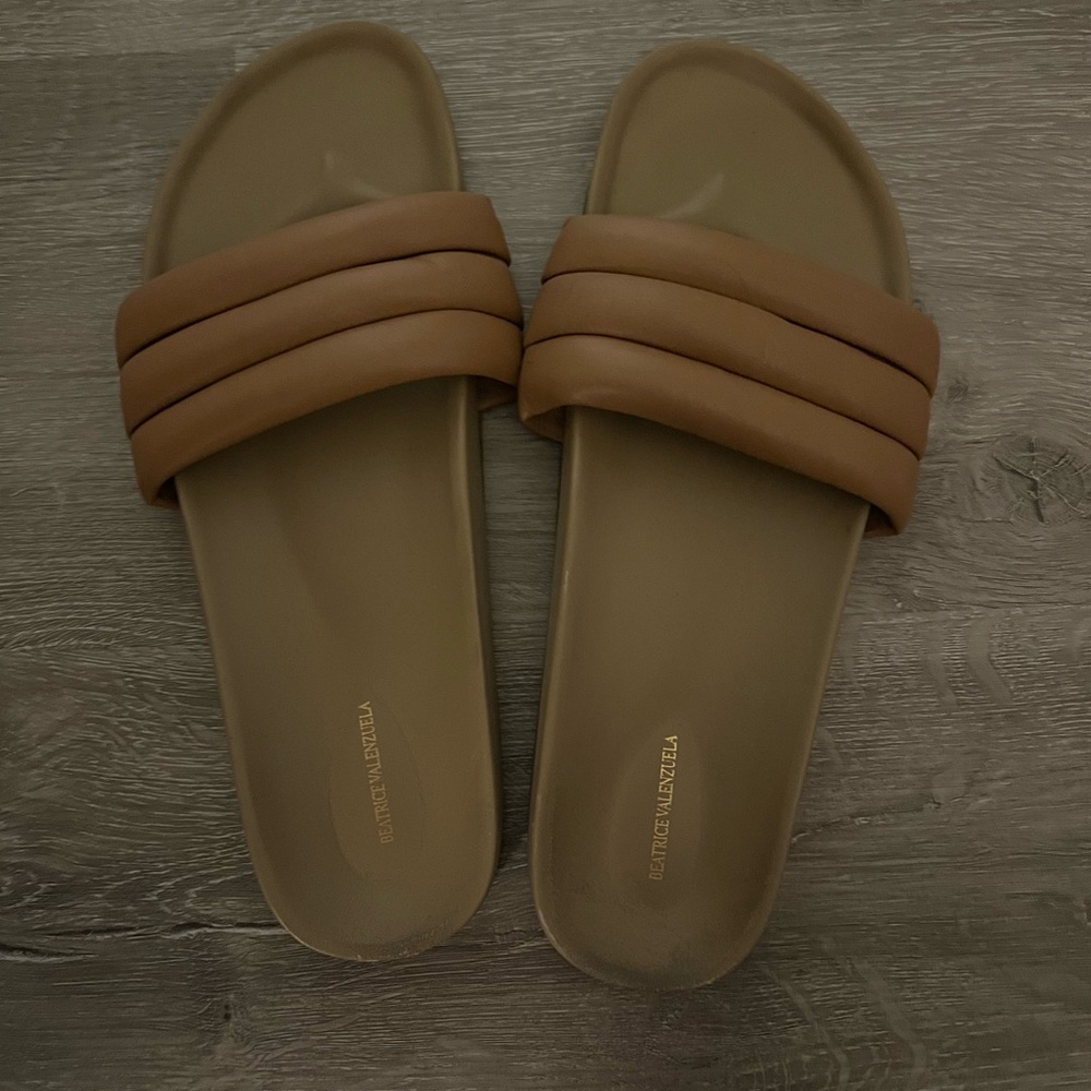 Beatrice Valenzuela Classic Sandalia size 9 in tan.